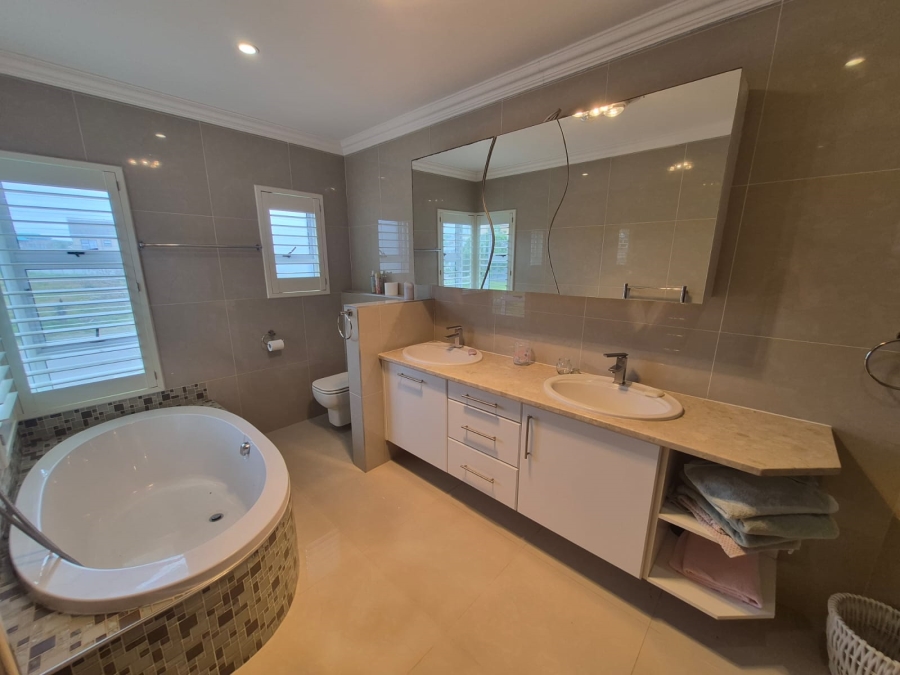 3 Bedroom Property for Sale in Boggomsbaai Western Cape